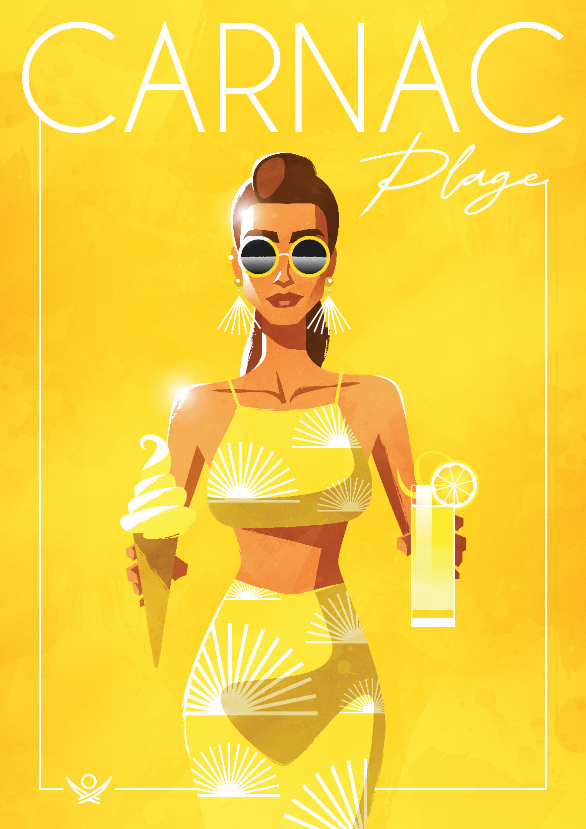 carte postale vintage “Carnac Plage” représentant une femme élégante avec lunettes de soleil tenant un cocktail et une glace à l'italienne. Style pin-up années 50-60 sur fond jaune ensoleillé évoquant l’âge d’or des vacances balnéaires bretonnes. Esthétique rétro glamour et estivale.